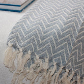 Frazada Masai gris claro 125x150 cm con diseño espiga y flecos